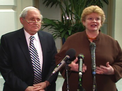 Video of senators holding a press conference to urge immediate participation on cash for clunkers program.