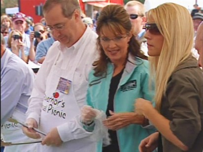 ABC News video of Sarah Palin serving hot dogs.