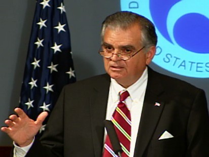 Video of Transportation Secy. LaHood advocating a driving while texting ban.