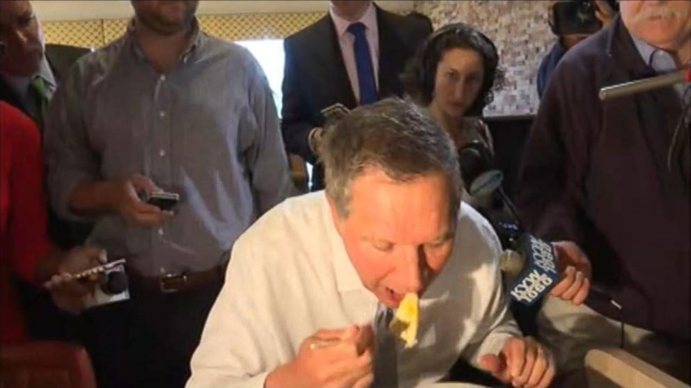 PHOTO: Ohio Gov. John Kasich eats while taking questions in Philadelphia.