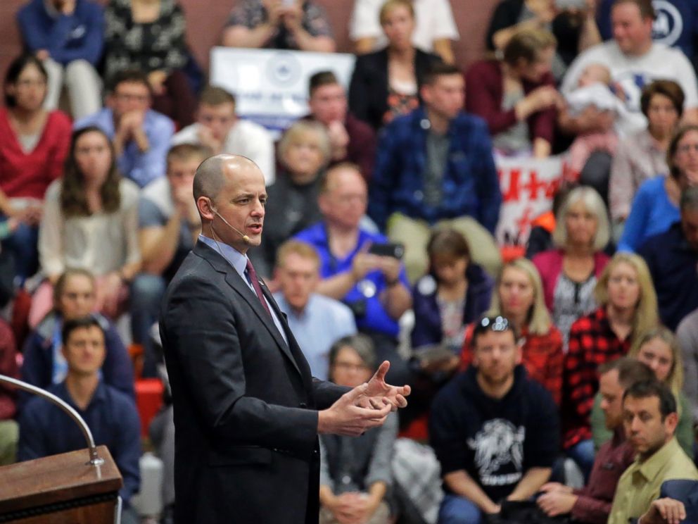 PHOTO: Independent presidential candidate Evan McMullin speaks during a rally, in Draper, Utah, Oct. 21, 2016.