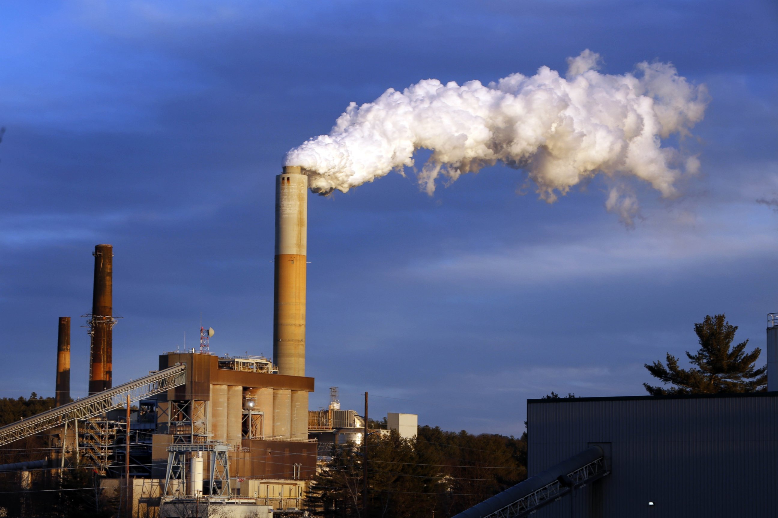 PHOTO: A plume of steam billows from the coal-fired Merrimack Station in Bow, N.H.,  Jan. 20, 2015.