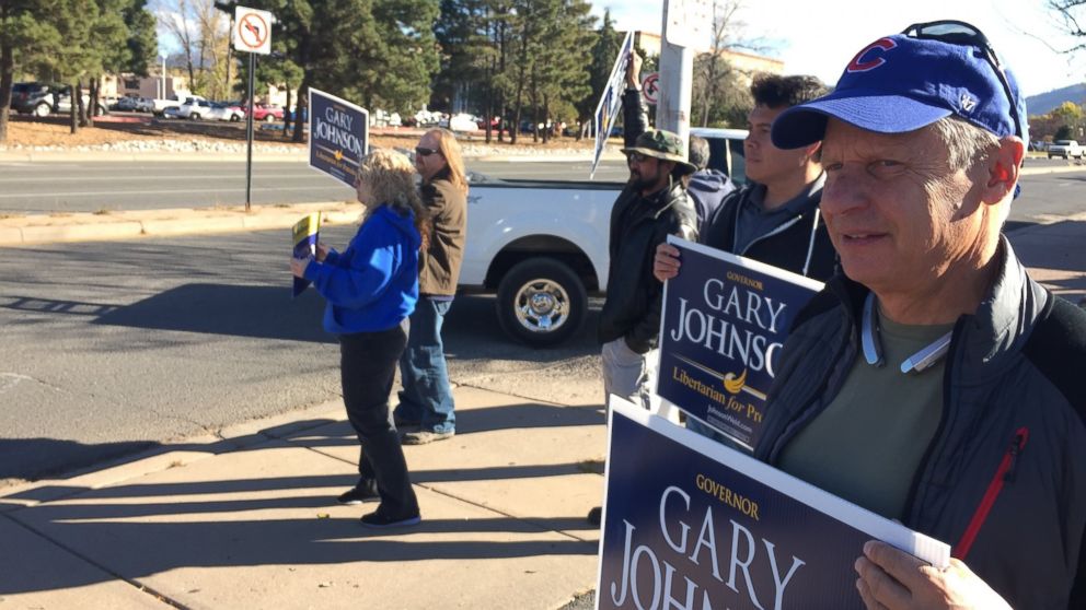 PHOTO: Libertarian Party presidential candidate Gary Johnson joins sign-waving political supporters at an intersection outside the state Capitol in Santa Fe, New Mexico, Nov. 8, 2016.