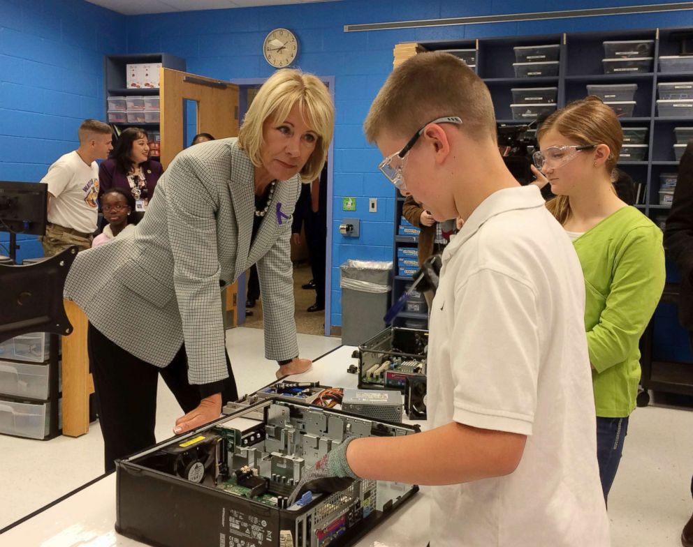 PHOTO: Education Secretary Betsy DeVos meets with students at Ashland Elementary School in Manassas, Va., April 25, 2017.