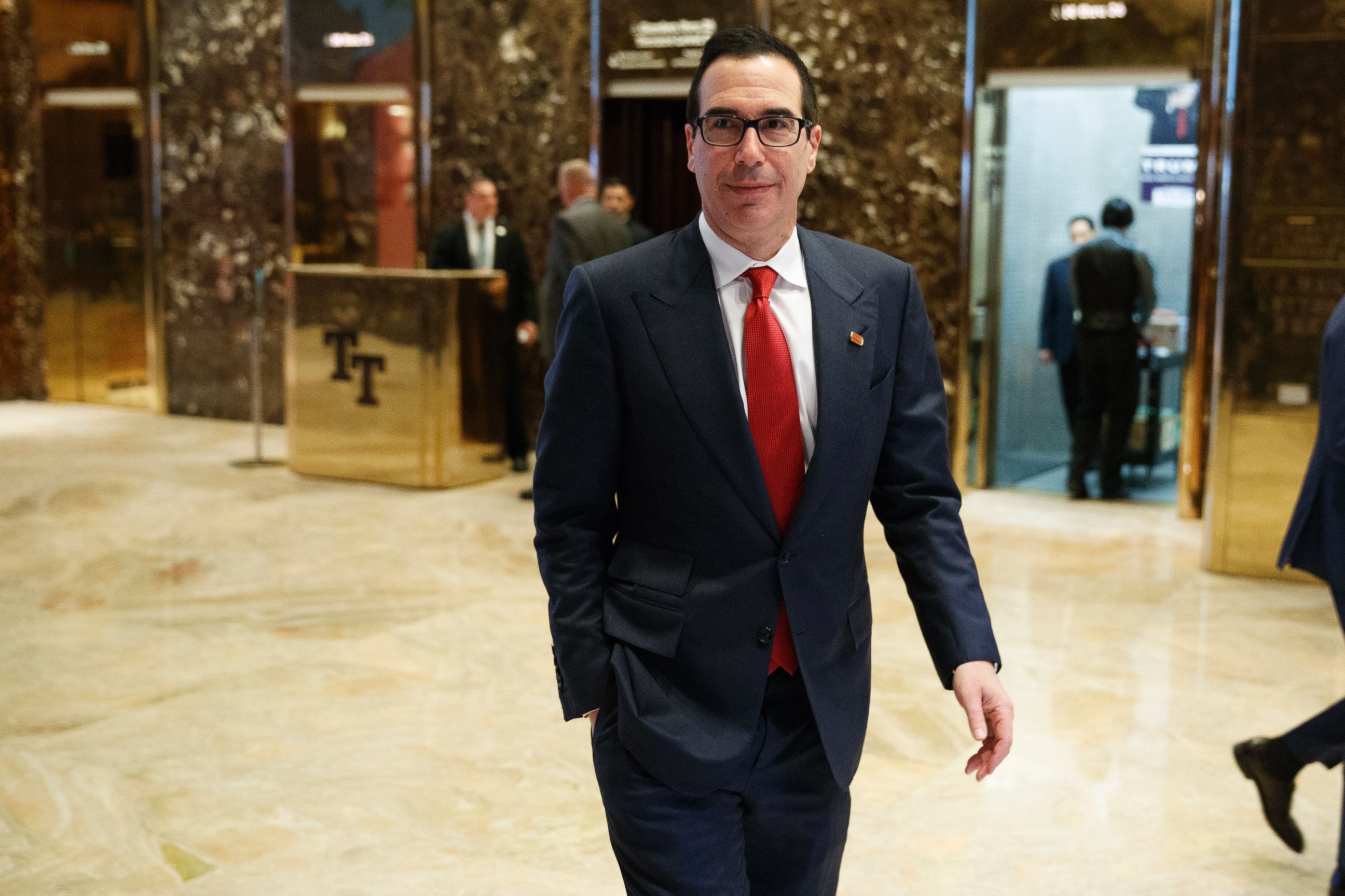 PHOTO: Steven Mnuchin, national finance chairman of President-elect Donald Trump's campaign, walks in the lobby of Trump Tower, Nov. 14, 2016, in New York City.