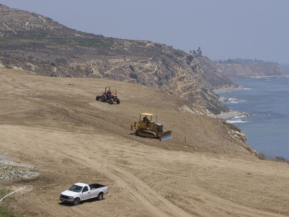 PHOTO: Construction crews work to restore the 18th hole and adjacent areas at the Trump National Golf Club - Los Angeles Wednesday, Aug. 4, 2004, in Rancho Palos Verdes, California.
