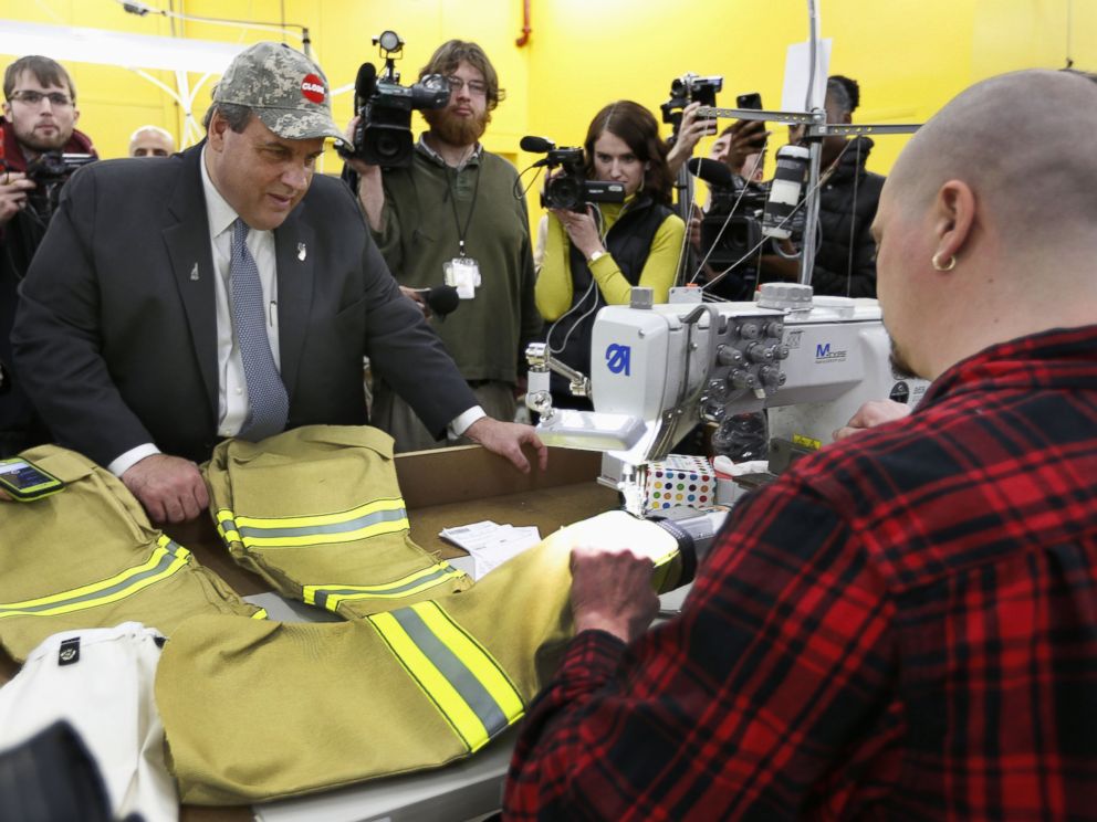 PHOTO: Republican presidential candidate, New Jersey Gov.Chris Christie watches as Tom Carr sews sleeves on a firefighter suit during a campaign stop at Globe Manufacturing, Jan. 21, 2016, in Pittsfield, N.H.