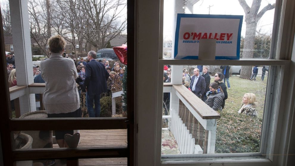 PHOTO: Judy Anderson, left, watches as Democratic presidential candidate, former Maryland Gov. Martin O'Malley, center, speaks to voters outside the her home on Jan. 31, 2016 in Johnston, Iowa. 