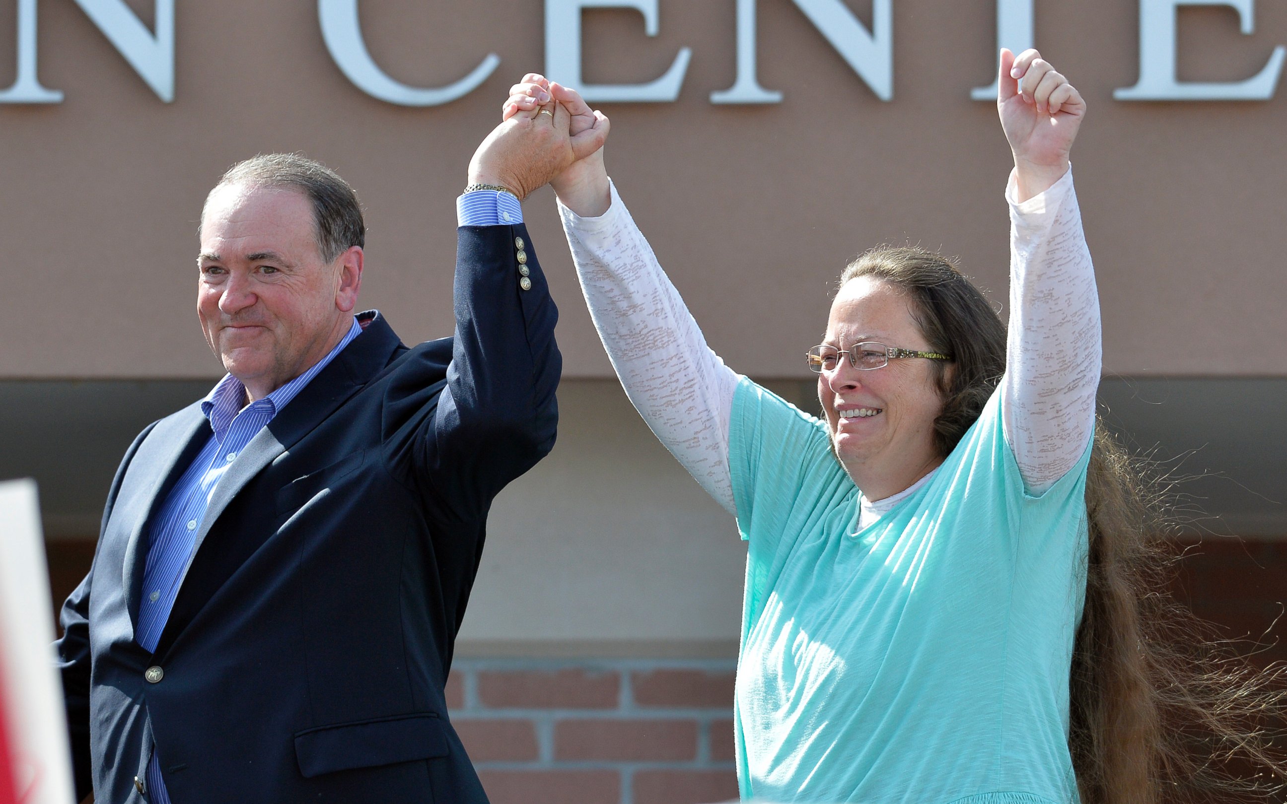 PHOTO: Rowan County Clerk Kim Davis, with Republican presidential candidate Mike Huckabee, left, at her side, greets the crowd after being released from the Carter County Detention Center, Sept. 8, 2015, in Grayson, Ky.