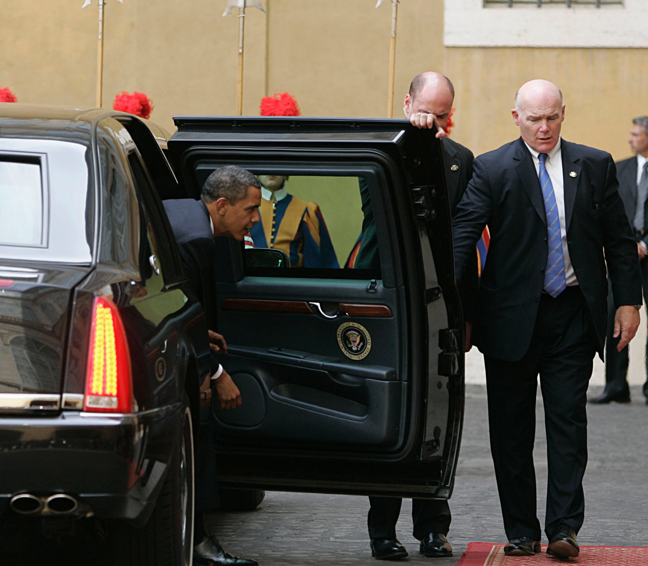 PHOTO: In this July 10, 2009 file photo, Secret Service Agent Joseph Clancy, right, holds the door open for President Barack Obama upon arrival at the Vatican for a meeting with Pope Benedict XVI. 