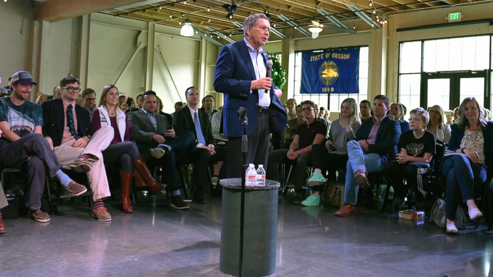 PHOTO: Republican presidential candidate Ohio Gov. John Kasich speaks at a town hall meeting in Portland, Ore., April 28, 2016. 