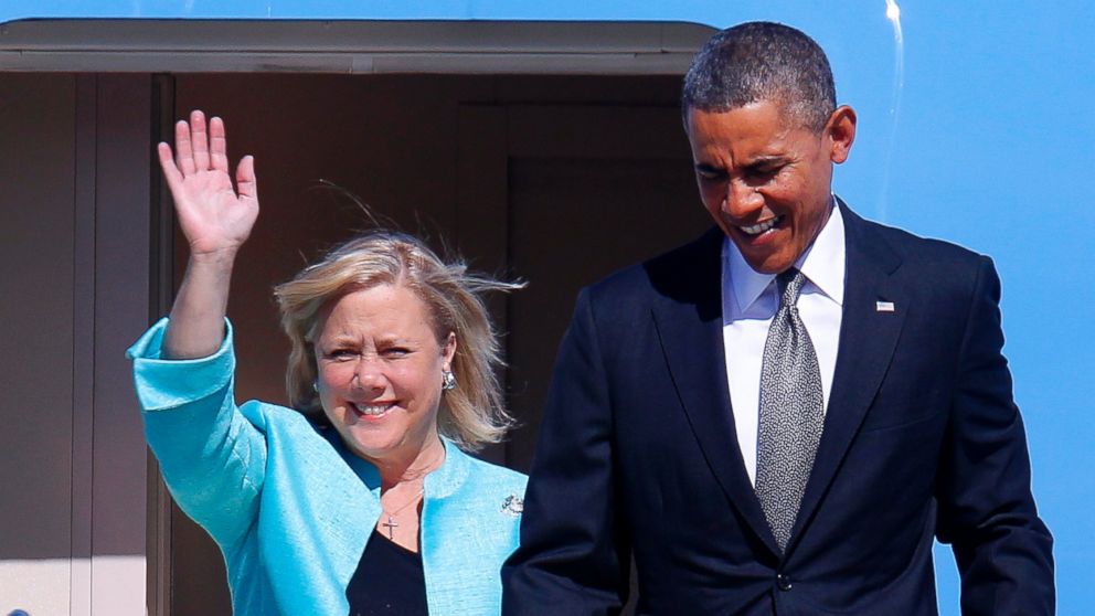 PHOTO: Sen. Mary Landrieu, D-La., waves as she arrives with President Barack Obama aboard Air Force One at Louis Armstrong New Orleans International Airport, Nov. 8, 2013.