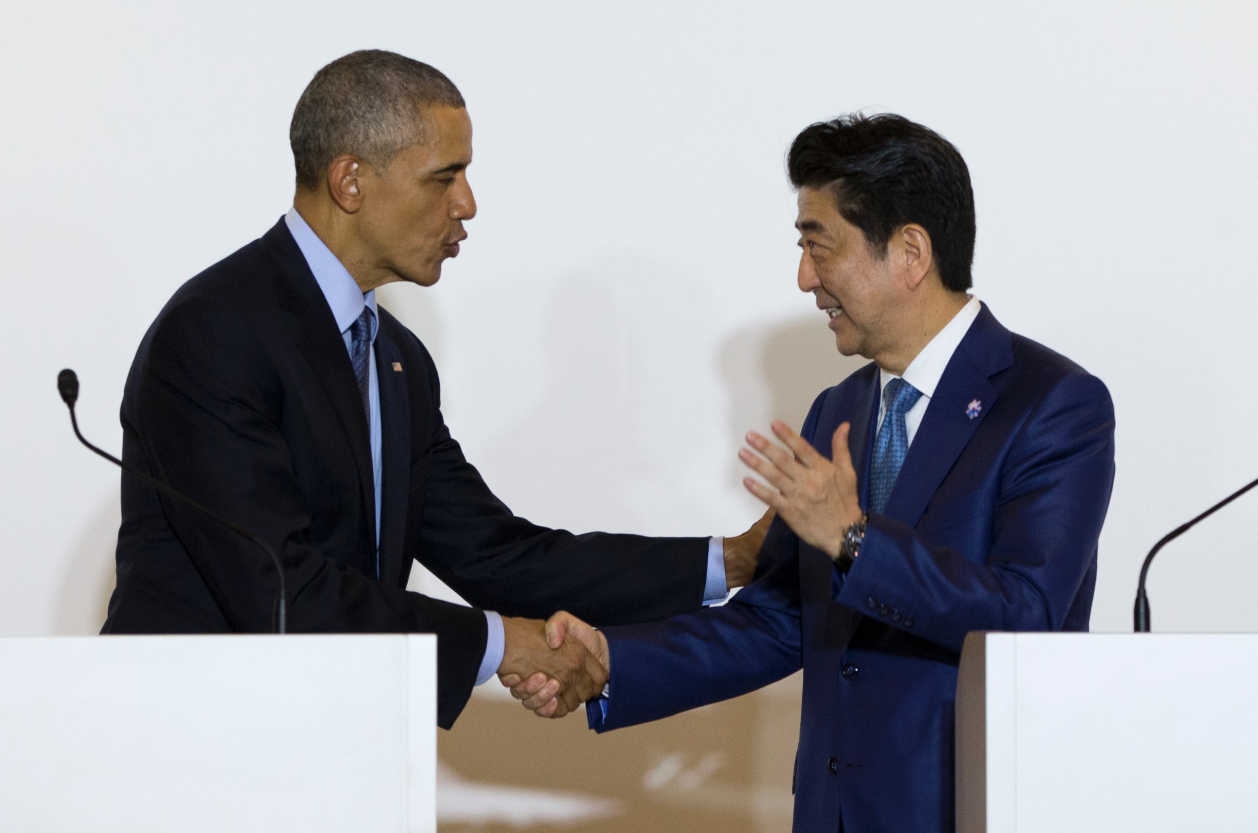 PHOTO: President Barack Obama and Japanese Prime Minister Shinzo Abe shake hands after speaking to media in Shima, Japan, May 25, 2016. 