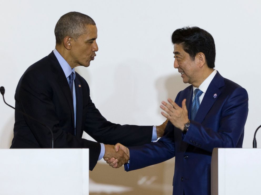 PHOTO: President Barack Obama and Japanese Prime Minister Shinzo Abe shake hands after speaking to media in Shima, Japan, May 25, 2016.