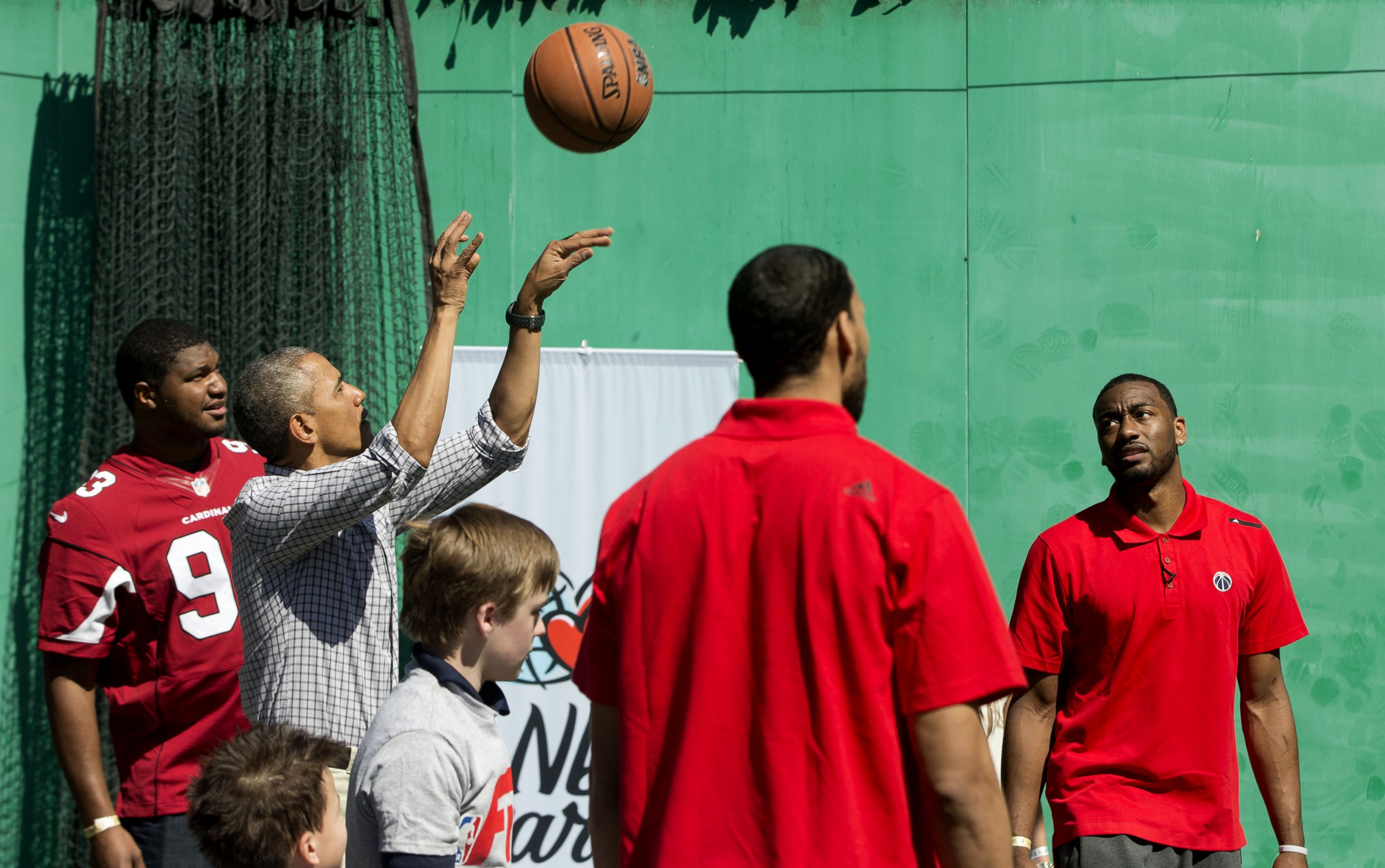 PHOTO: President Barack Obama shoots a basket as he plays on the basketball court on the South Lawn of the White House in Washington during the White House Easter Egg Roll, Monday, April 6, 2015. 