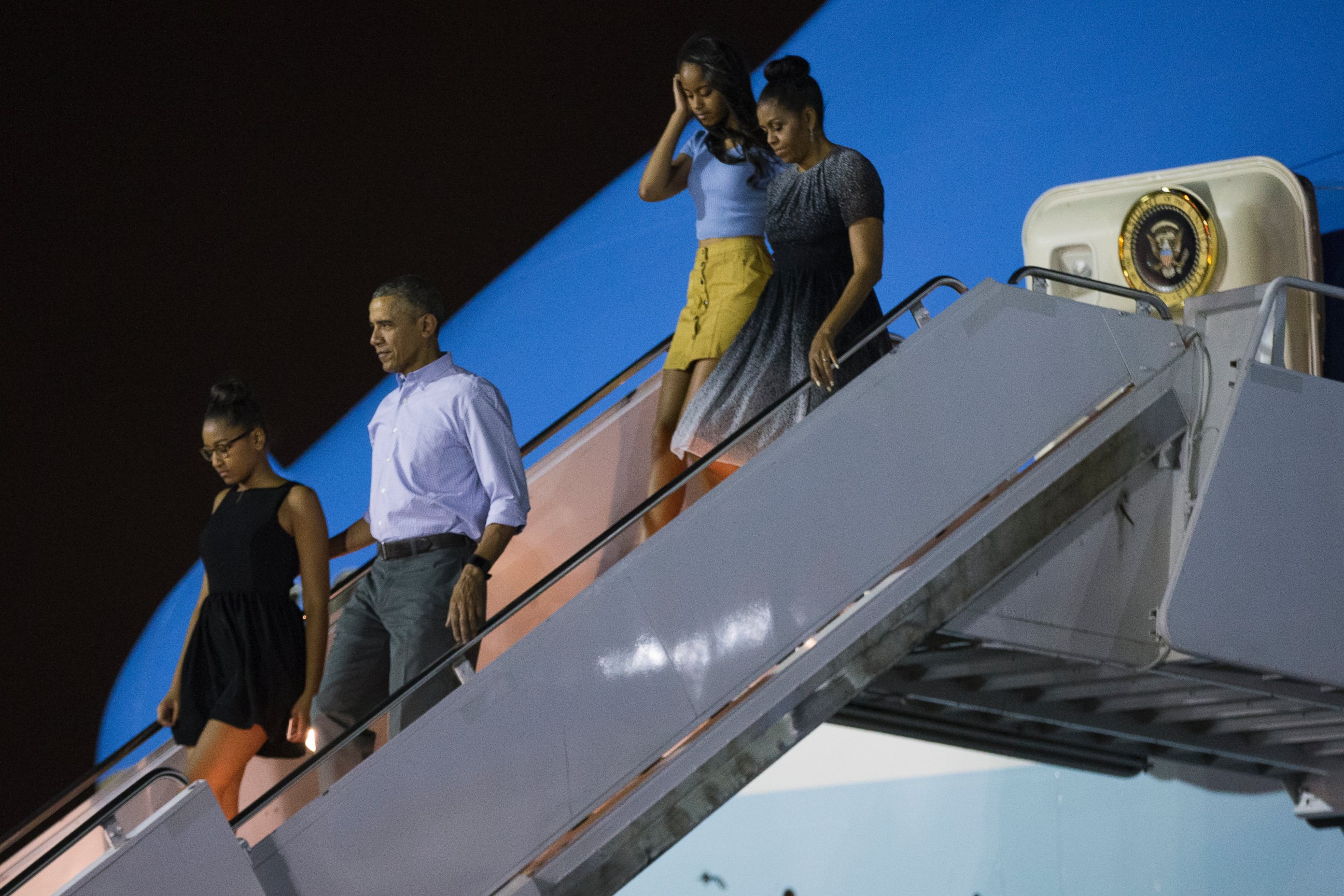 PHOTO: President Barack Obama, second from left, arrives at Joint Base Pearl Harbor-Hickam for a family vacation, on Saturday, Dec. 19, 2015, in Honolulu, Hawaii. From left, daughter Sasha Obama, Obama, daughter Malia Obama, and first lady Michelle Obama.