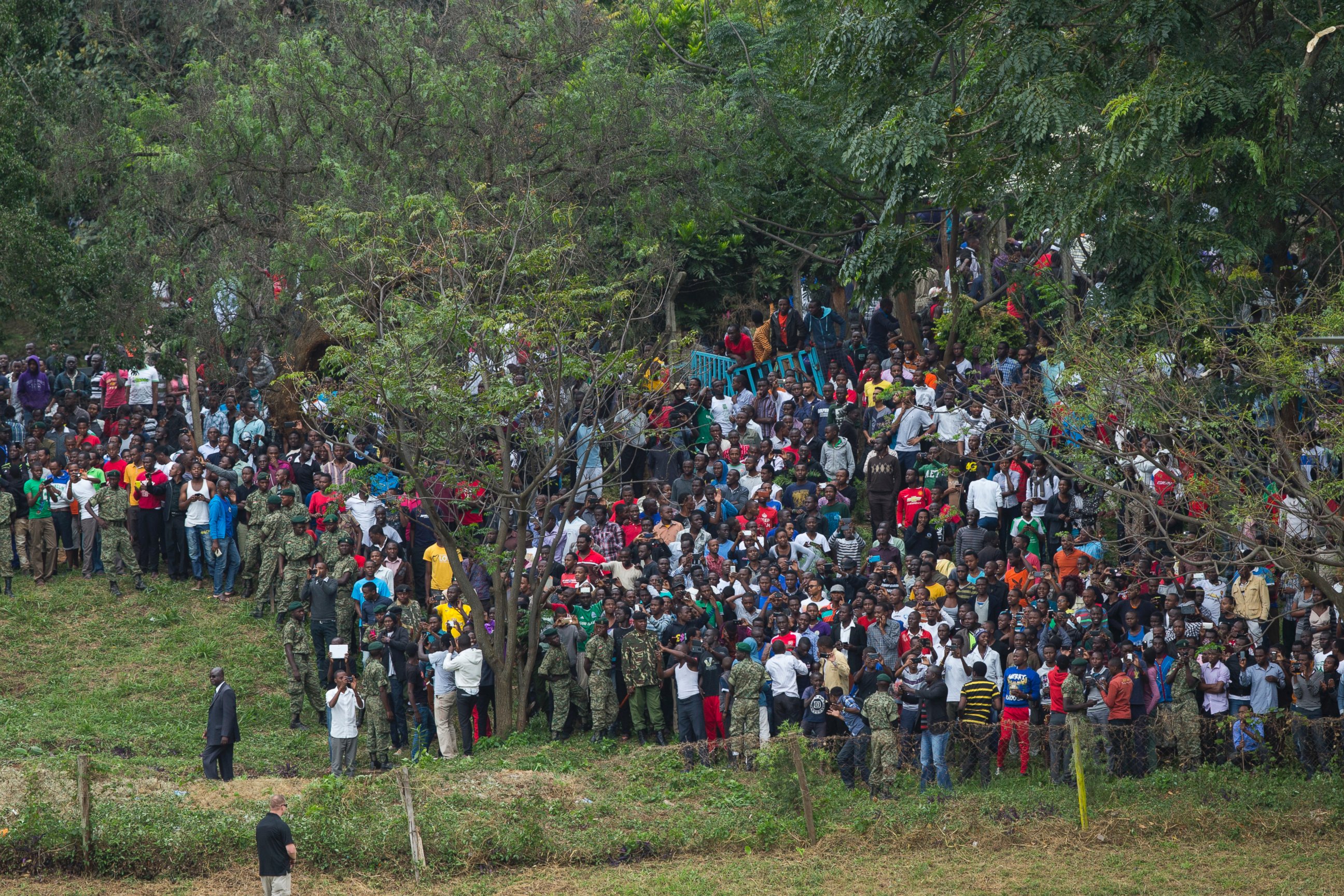 PHOTO: People try to catch a glimpse of President Barack Obama as he steps off Marine One, Saturday, July 25, 2015, in Nairobi. 