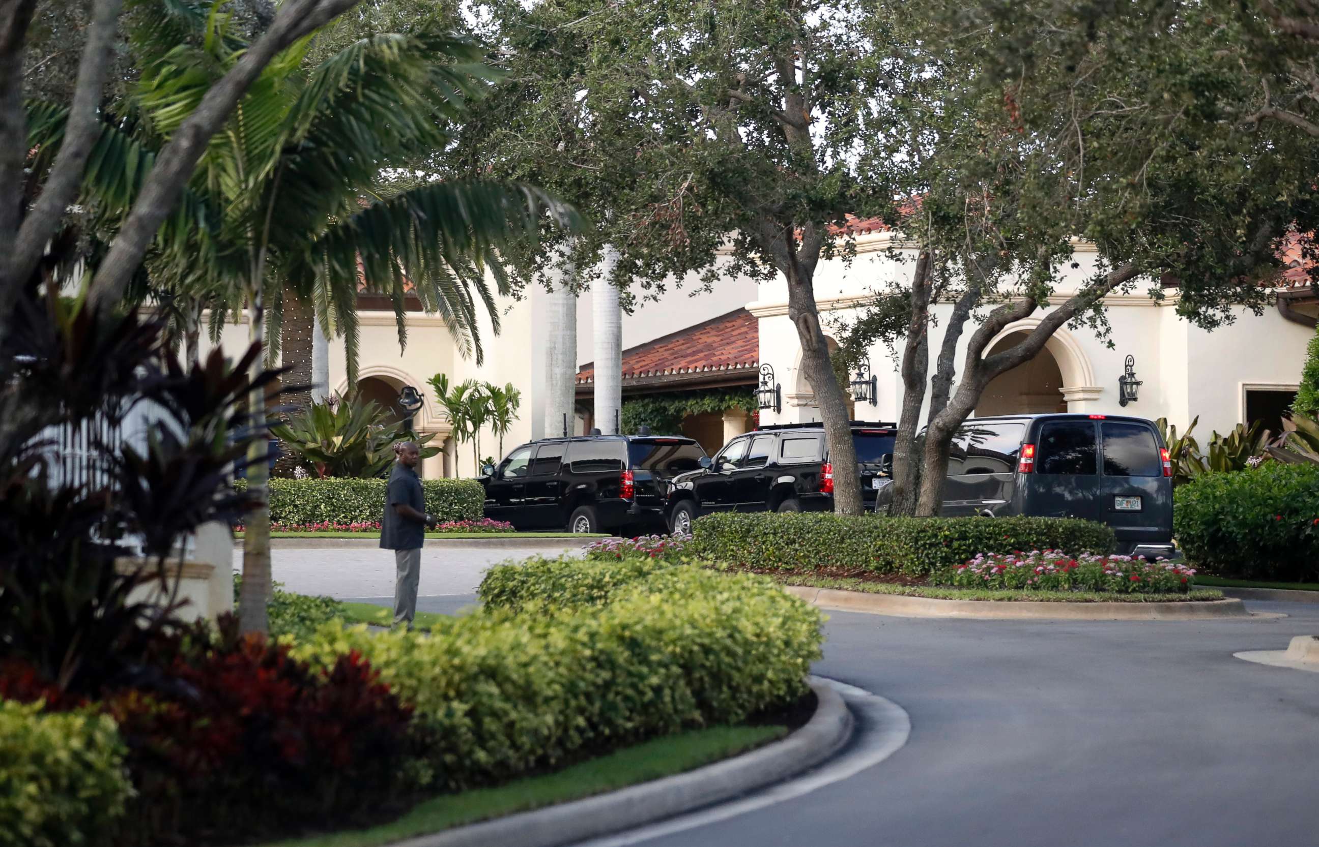 PHOTO: The motorcade for President Donald Trump arrives at the Trump National Golf Club, Friday, Nov. 24, 2017, in Jupiter, Fla. 