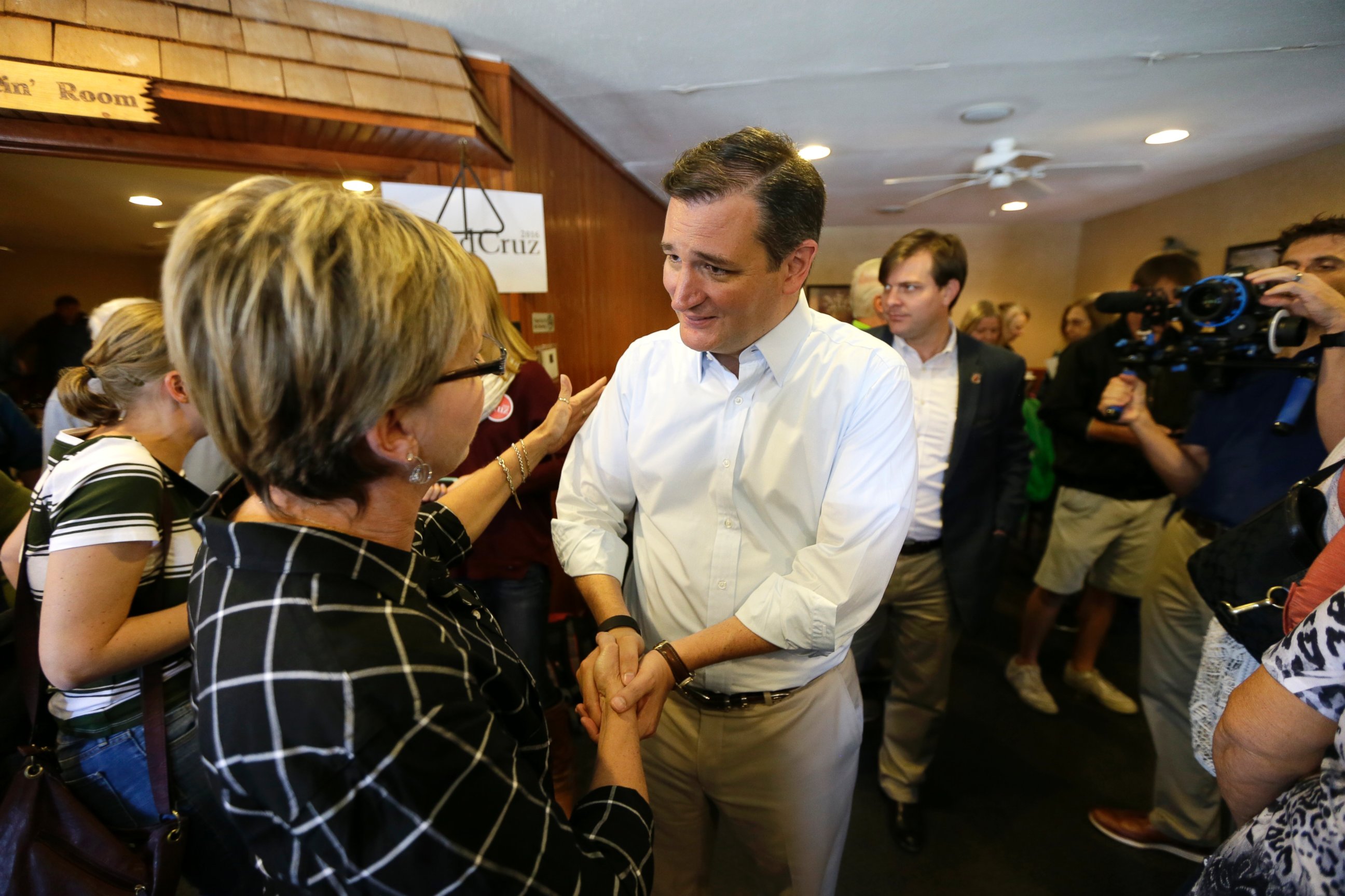 PHOTO: Republican presidential candidate, Sen. Ted Cruz, talks with an audience member during a campaign stop, Oct. 12, 2015, in Rockwell City, Iowa.