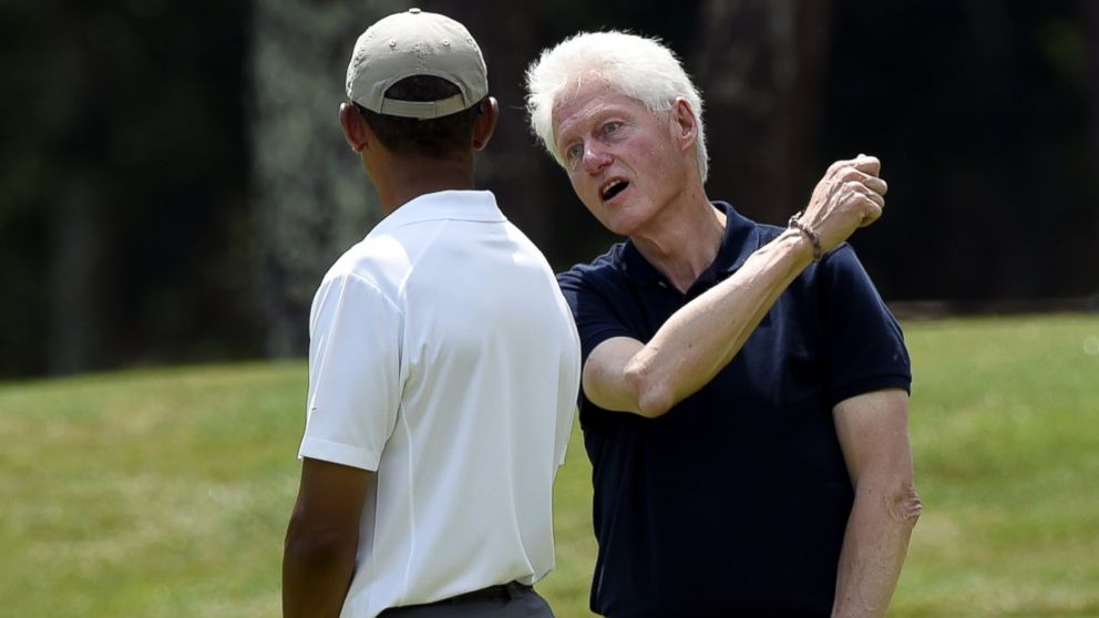 PHOTO: President Barack Obama, left, talks with former President Bill Clinton, right, as they play golf on the first hole at Farm Neck Golf Club in Oak Bluffs, Mass., on Martha's Vineyard, Aug. 15, 2015. 