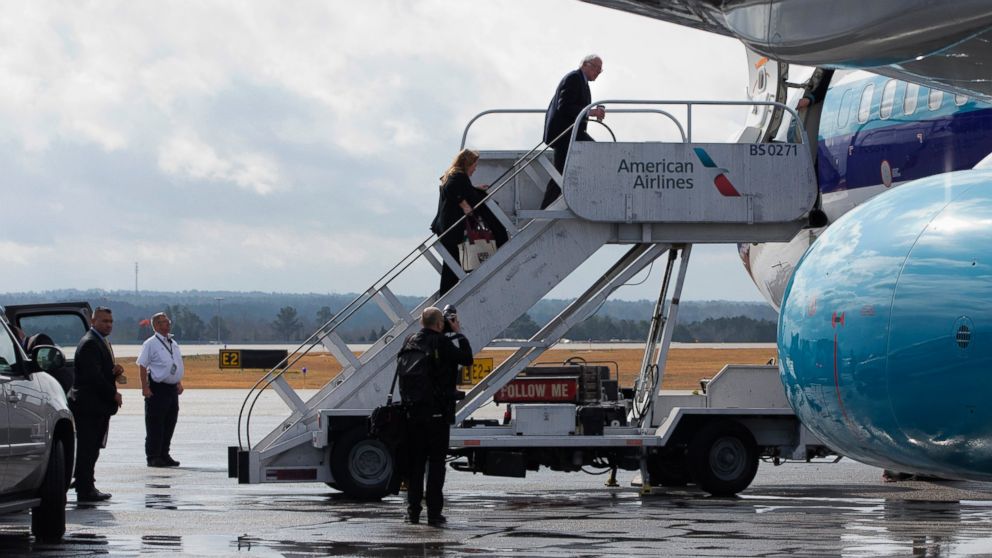 PHOTO: Sen. Bernie Sanders and his wife Jane Sanders board a plane in Columbia, S.C., Feb. 24, 2016.