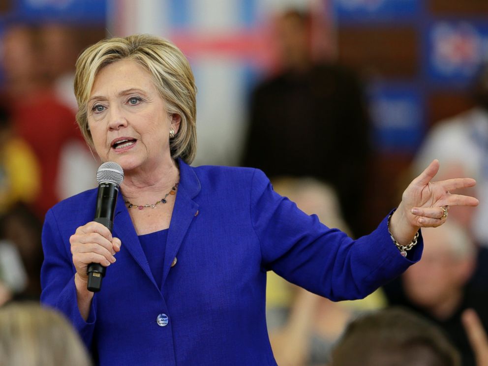 PHOTO: Democratic presidential candidate Hillary Rodham Clinton speaks during a community forum on healthcare, Sept. 22, 2015, at Moulton Elementary School in Des Moines, Iowa.
