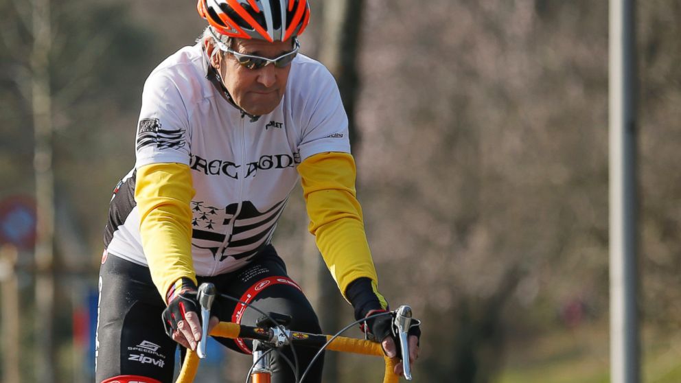 Secretary of State John Kerry rides his bicycle along the shore of Lake Geneva after holding meetings with Iran's Foreign Minister  in Lausanne, Switzerland, March 18, 2015. 