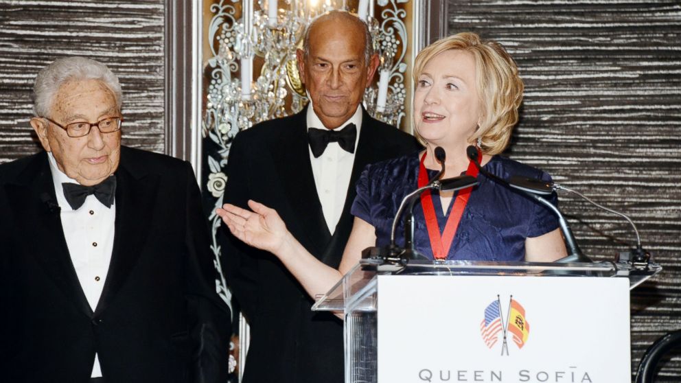 PHOTO: Henry Kissinger, Oscar de la Renta and Hillary Rodham Clinton are seen, Nov. 19, 2013, at Waldorf Astoria in New York.