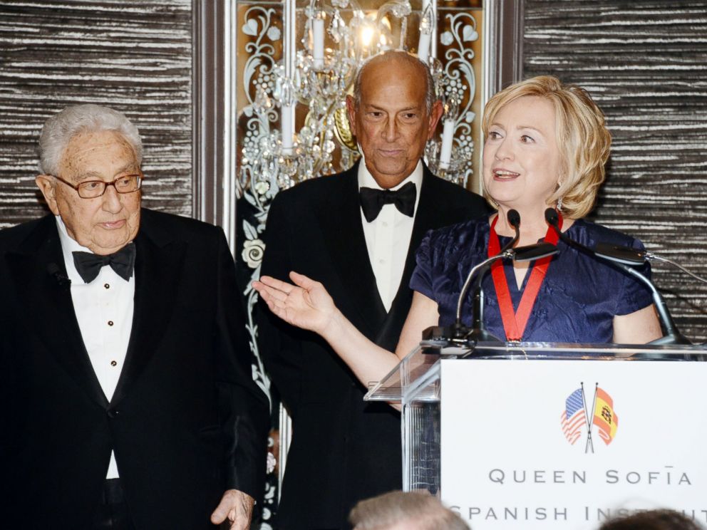 PHOTO: Henry Kissinger, Oscar de la Renta and Hillary Rodham Clinton are seen, Nov. 19, 2013, at Waldorf Astoria in New York.