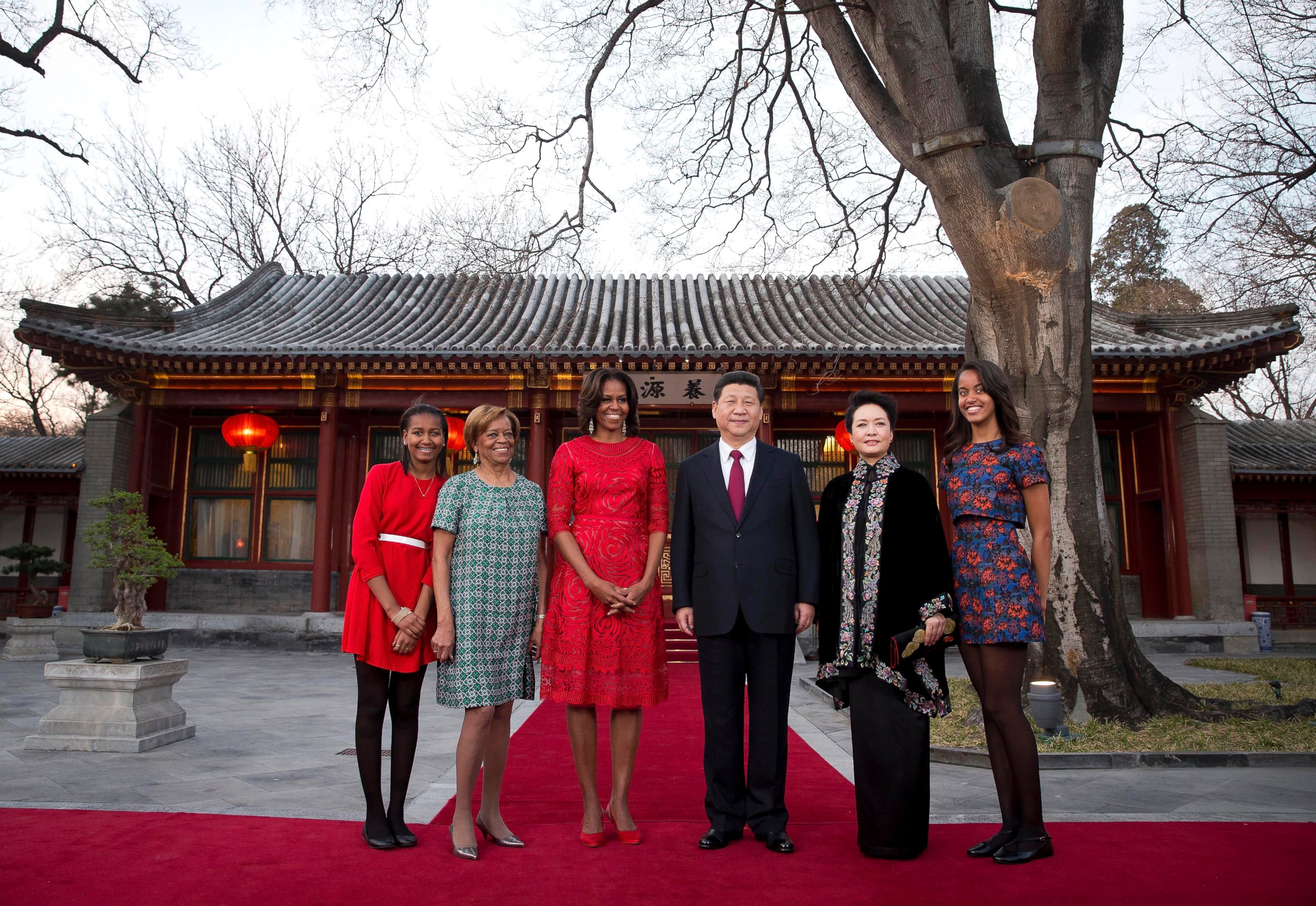 PHOTO: U.S. first lady Michelle Obama, center left, poses for photos with Chinese President Xi Jinping, center right, at the Diaoyutai state guesthouse in Beijing, March 21, 2014.
