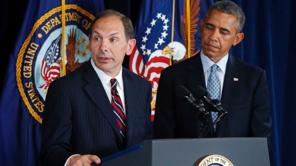 President Barack Obama listens as former Procter and Gamble executive Robert McDonald, his nominee as the next Veterans Affairs secretary, speaks at the Department of Veterans Affairs in Washington, June 30, 2014. 