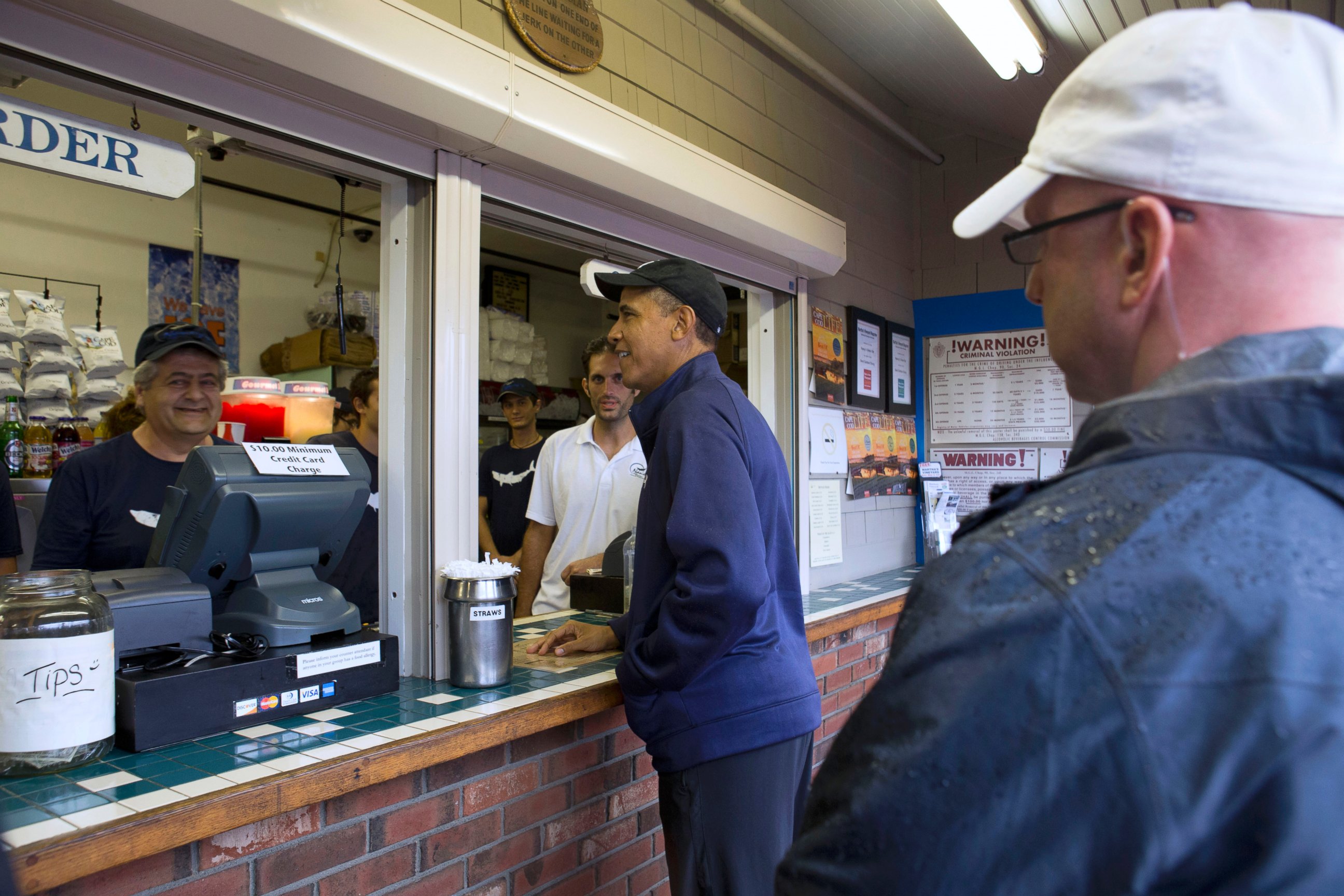 PHOTO: President Barack Obama orders lunch at Nancy's restaurant in Oak Bluffs, Mass., on the island of Martha's Vineyard, Aug. 13, 2013.