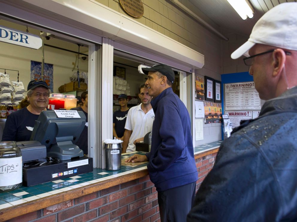 PHOTO: President Barack Obama orders lunch at Nancys restaurant in Oak Bluffs, Mass., on the island of Marthas Vineyard, Aug. 13, 2013.