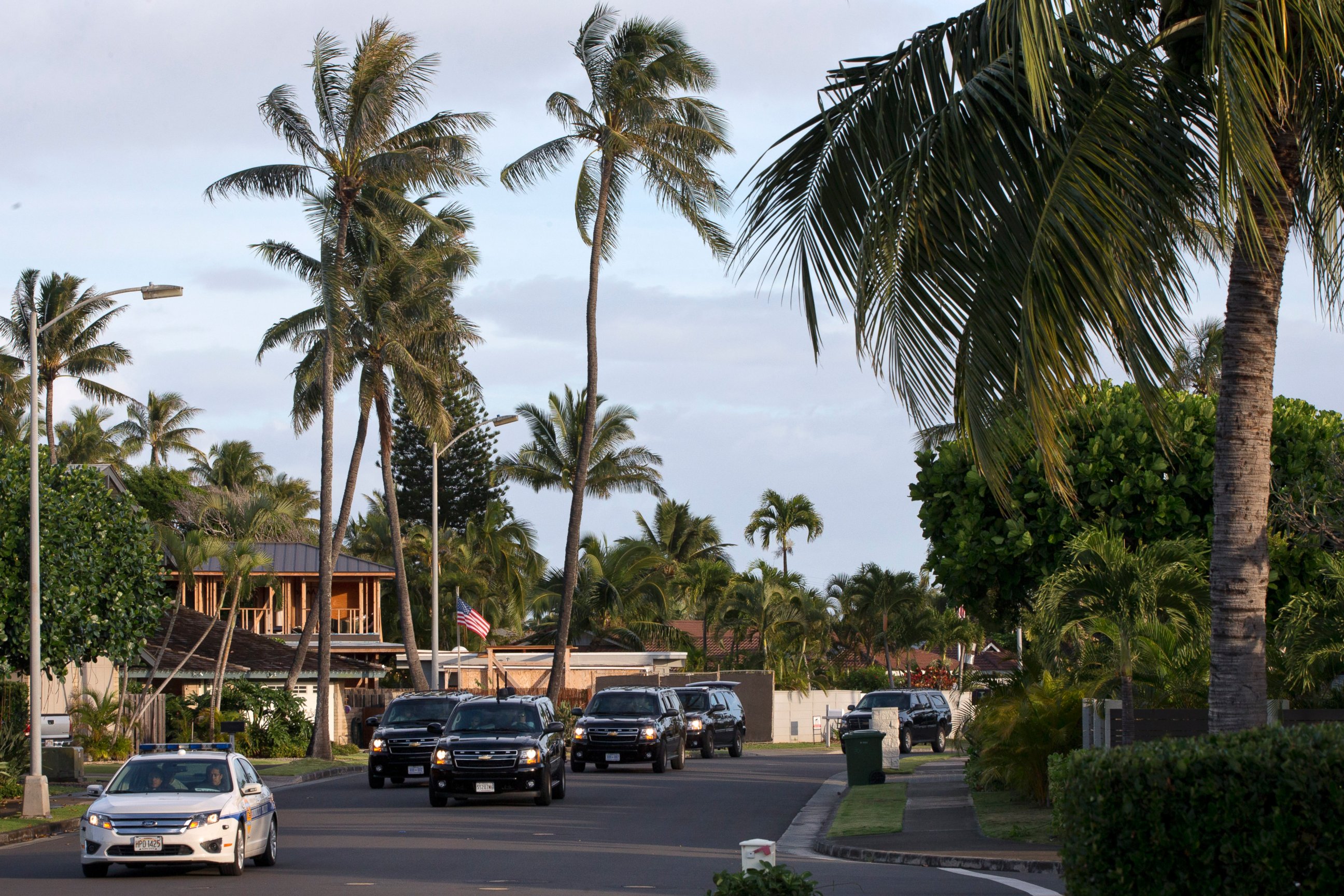 PHOTO: The motorcade carrying President Obama drives to the gym on Dec. 31, 2014, from his rental home in Kailua, Hawaii, during the Obama family vacation. 