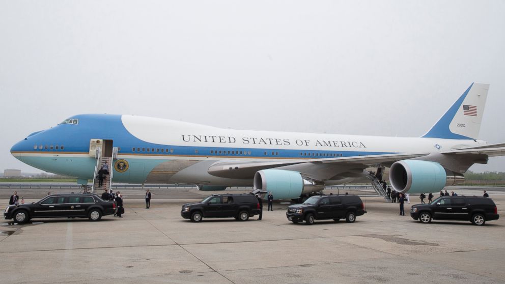The presidential motorcade waits alongside Air Force One at John F. Kennedy International Airport in New York, Thursday, May 15, 2014.