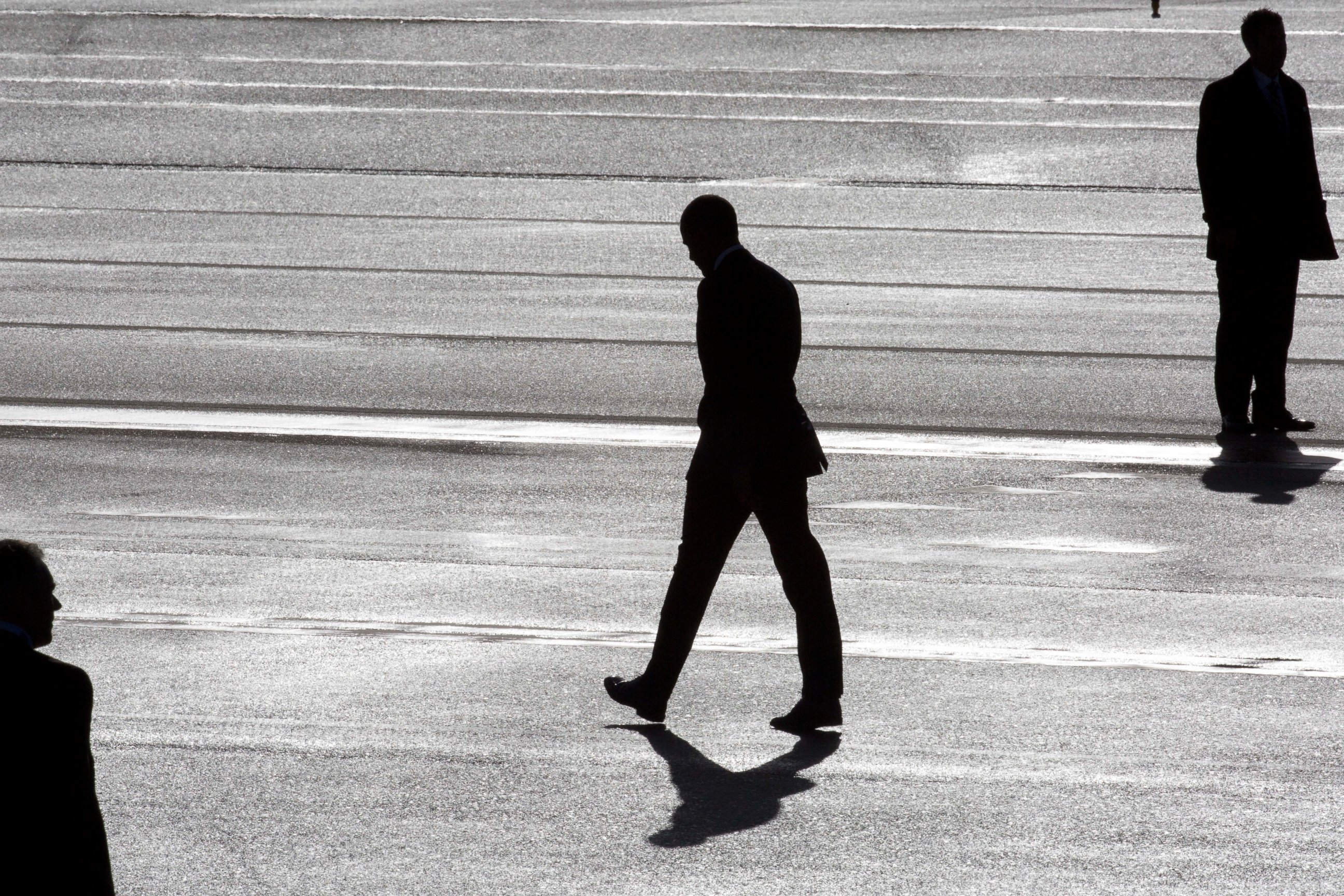 PHOTO: President Barack Obama, center, and two secret service agents