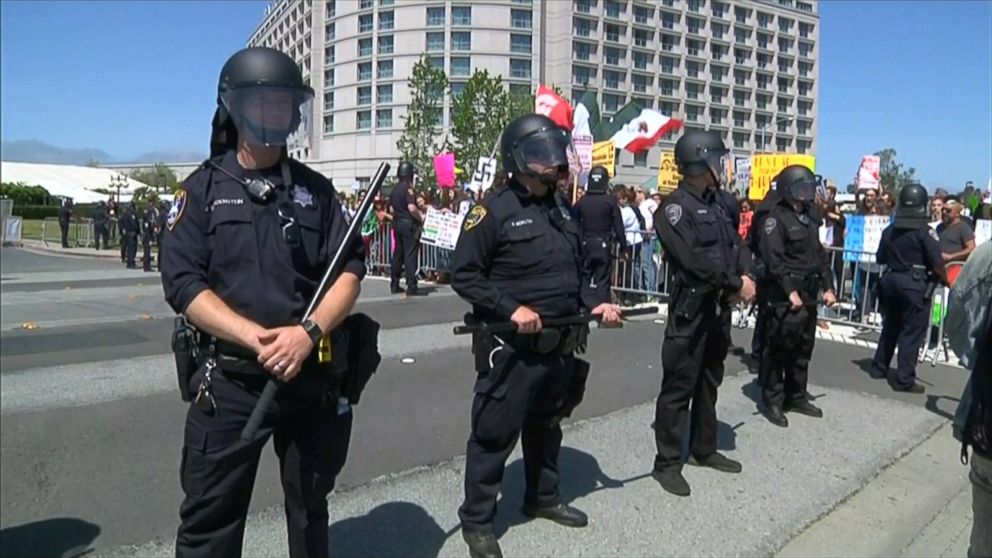 PHOTO: Police line up at a Donald Trump protest in Burlingame, Calif., April 29, 2016.