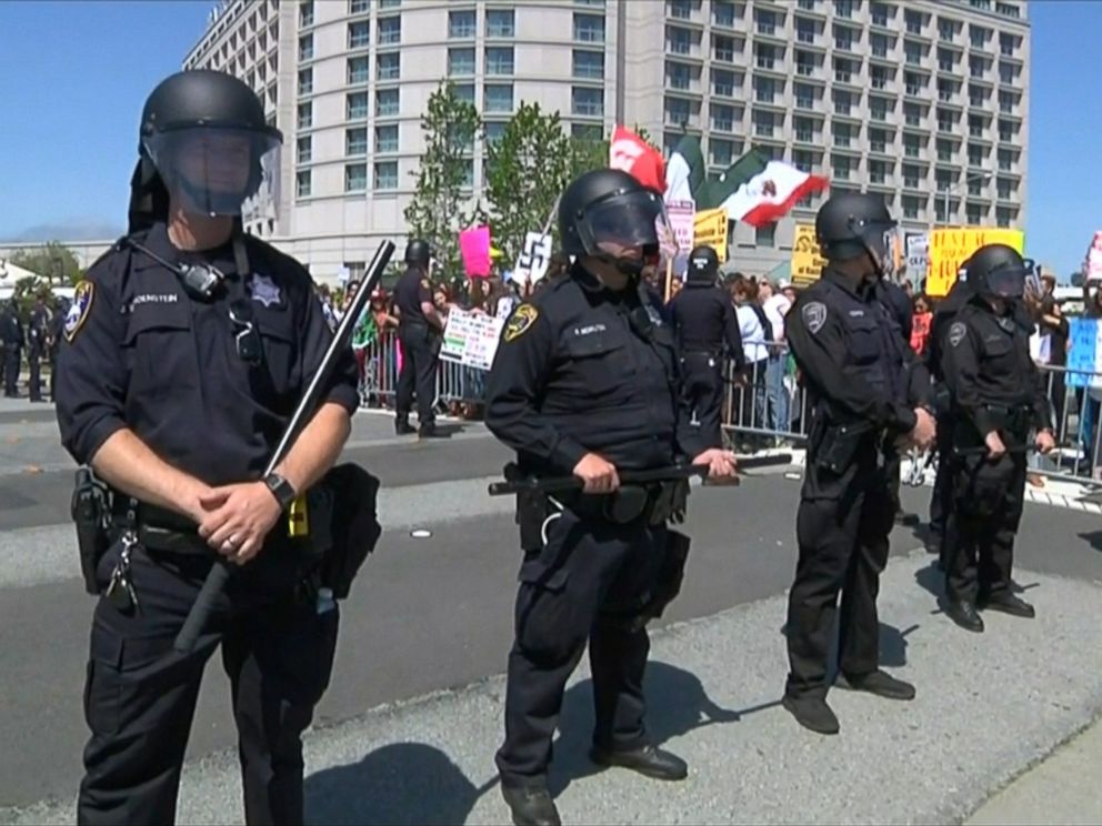PHOTO: Police line up at a Donald Trump protest in Burlingame, Calif., April 29, 2016.