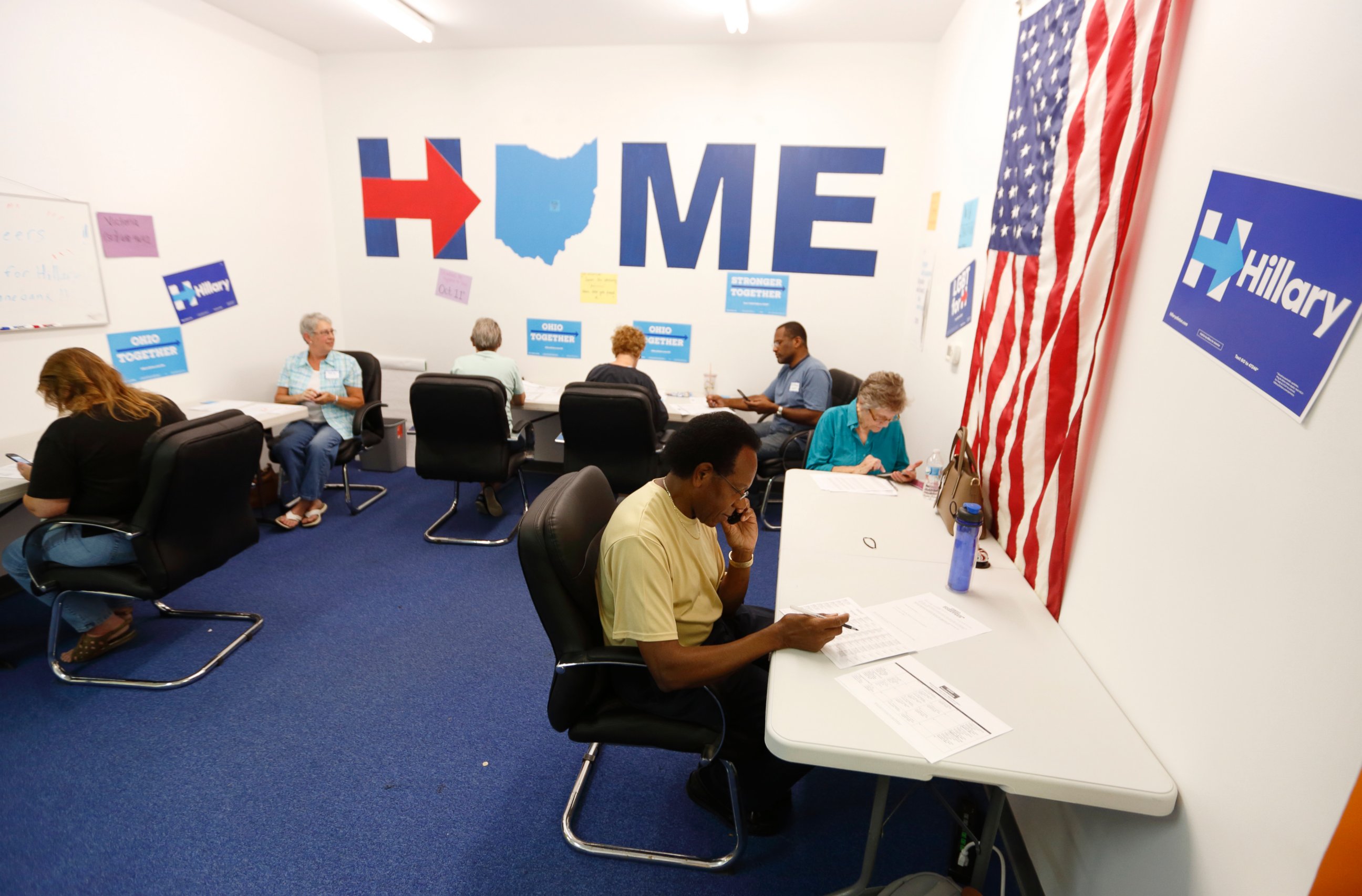 PHOTO: Phone bank volunteers make calls for Hillary Clinton at the Ohio Together Hillary Clinton campaign office in Newark, Ohio, Sept. 1, 2016.
