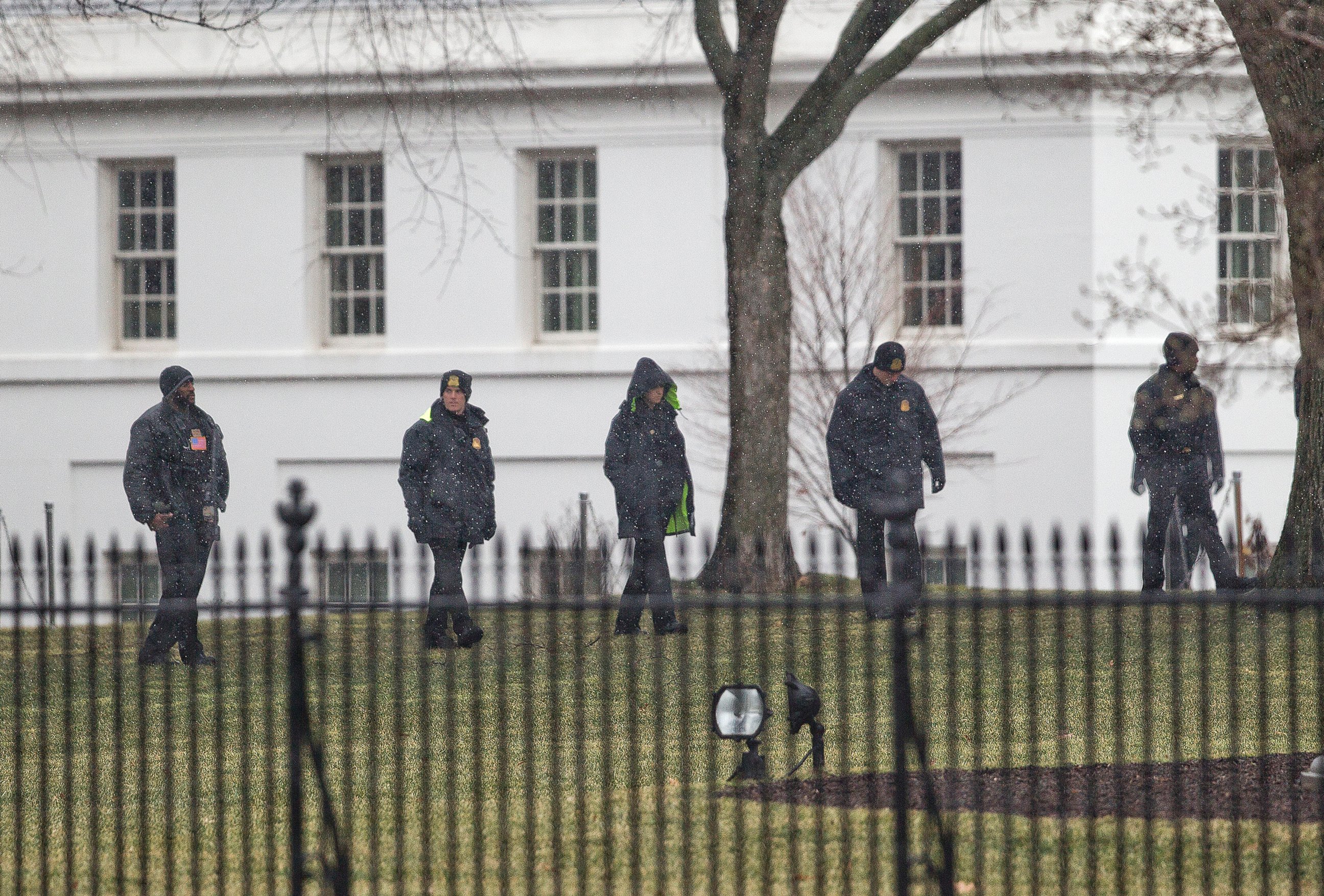 PHOTO: Members of the Secret Service search the grounds of the North Lawn of the White House in Washington, Jan. 26, 2015.