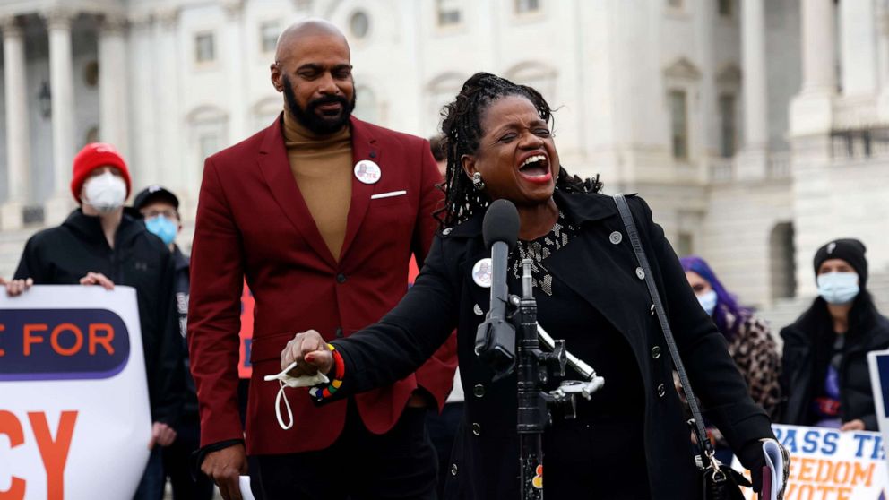 PHOTO: Daryl Jones and Barbara Arnwine of Transformative Justice Coalition joins hunger strikers and activists at a press conference in front of the Capitol Building to demand that the Senate pass the Freedom To Vote: John Lewis Act, Jan. 13, 2022.