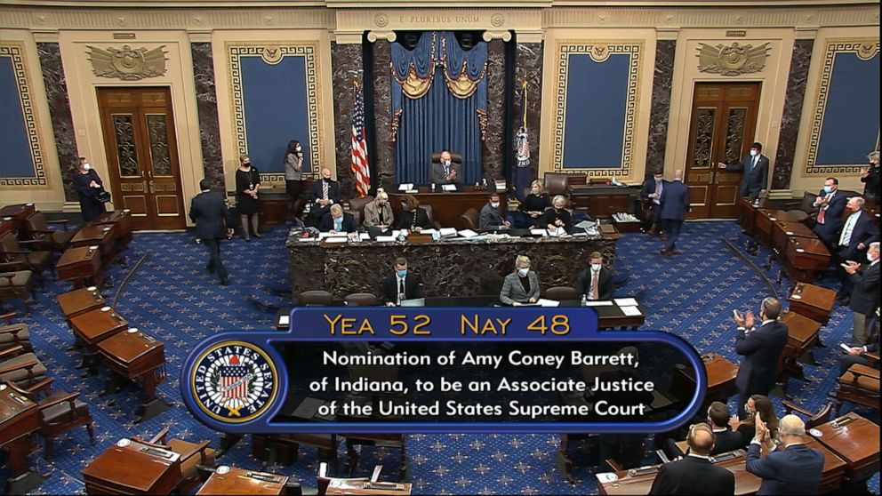 FOTO: En esta imagen del video, el total de votos en el Senado sobre la confirmación de Amy Coney Barrett para convertirse en juez de la Corte Suprema en el Capitolio, el 26 de octubre de 2020. 