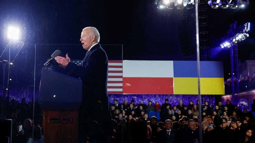 FOTO: Presiden Joe Biden menyampaikan pidato menjelang peringatan satu tahun invasi Rusia ke Ukraina, di luar Istana Kerajaan, di Warsawa, Polandia, 21 Februari 2023.