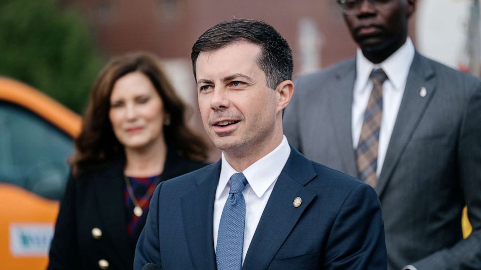 รูปถ่าย: Pete Buttigieg รัฐมนตรีกระทรวงคมนาคมกล่าวในระหว่างการแถลงข่าวในดีทรอยต์ 15 กันยายน 2022