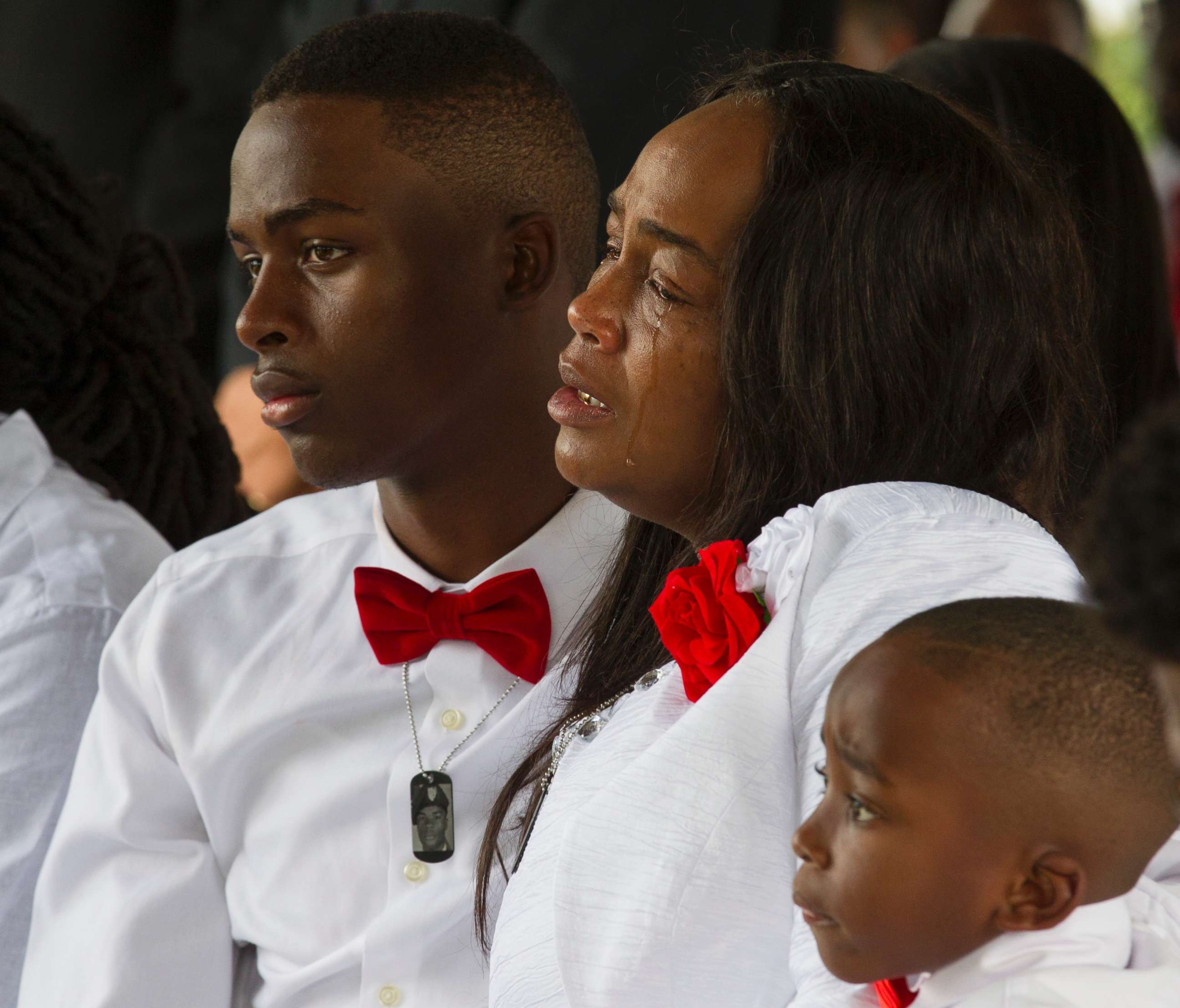 PHOTO: Cowanda Jones-Johnson, the mother of Sgt. La David Johnson, weeps during his burial service at Fred Hunter's Hollywood Memorial Gardens in Hollywood, Fla., on Oct. 21, 2017.
