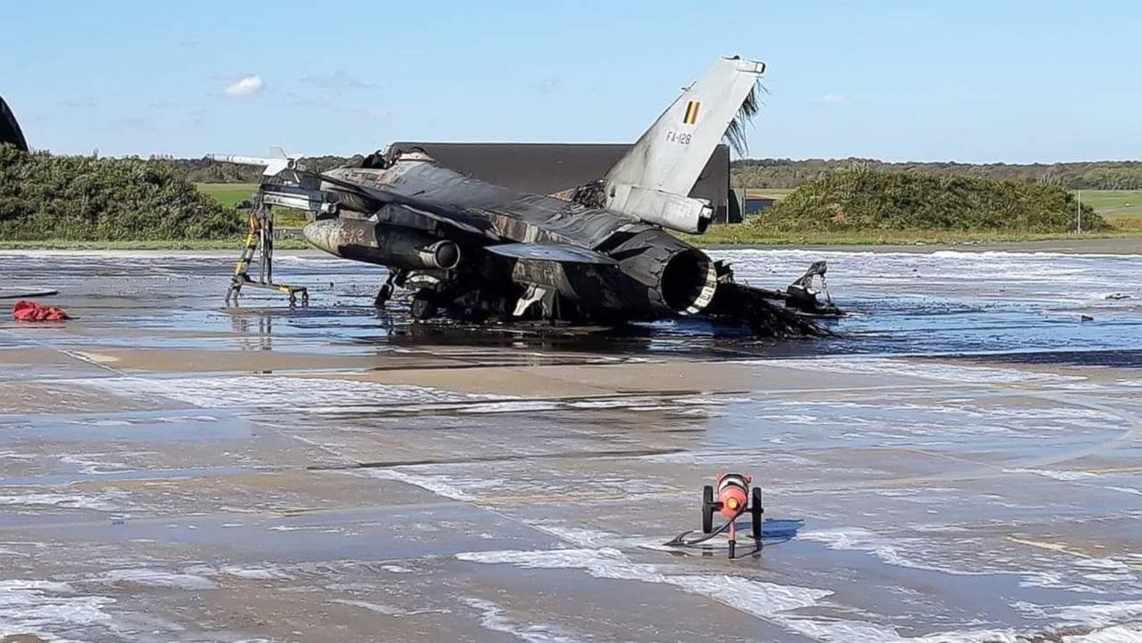 Упавший истребитель. F-16 бельгийских ВВС. Крушение f-35. F-16 аварийность.