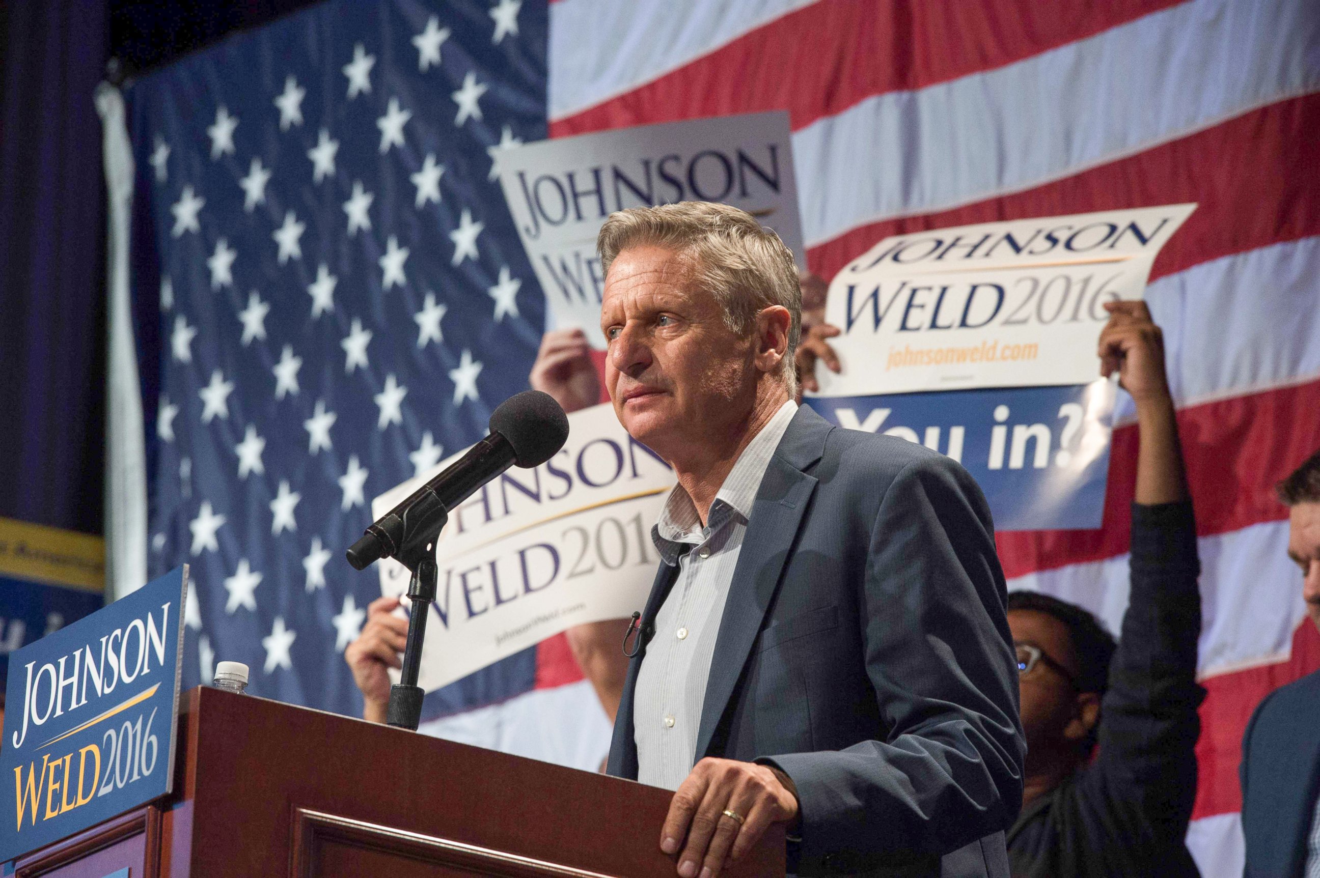 PHOTO: Libertarian presidential candidate Gary Johnson speaking to supporters at a rally in New York, Sept. 10, 2016.
