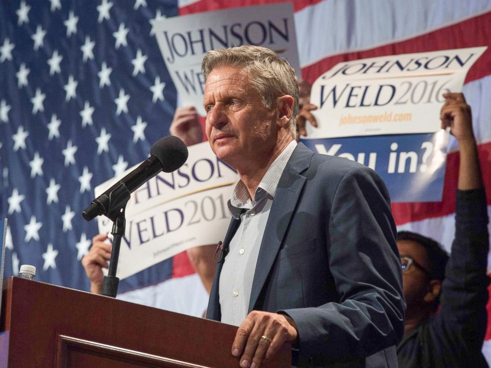 PHOTO: Libertarian presidential candidate Gary Johnson speaking to supporters at a rally in New York, Sept. 10, 2016.