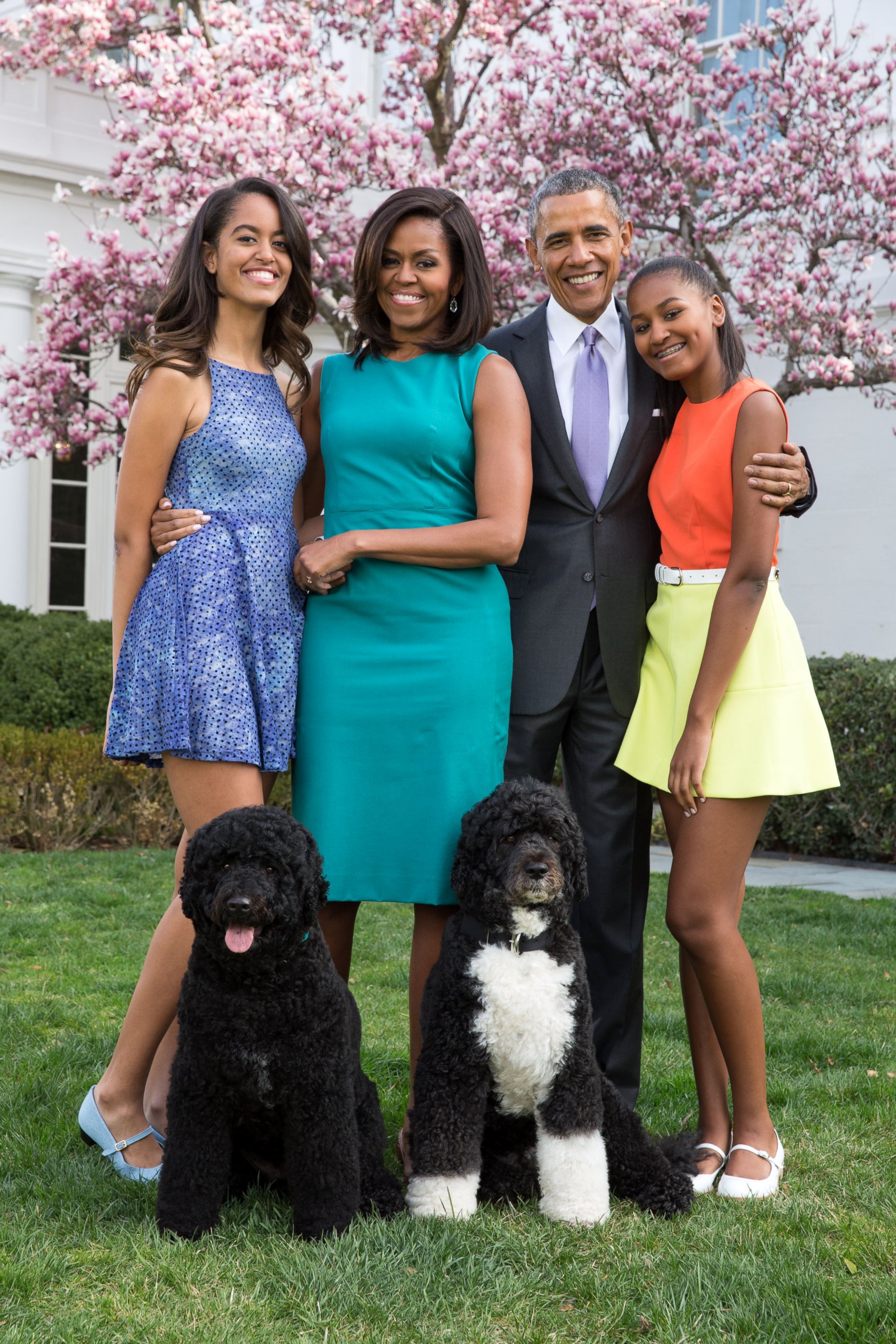 PHOTO: President Barack Obama, First Lady Michelle Obama, and daughters Malia and Sasha pose for a family portrait in the Rose Garden of the White House on Easter Sunday, April 5, 2015, in Washington.