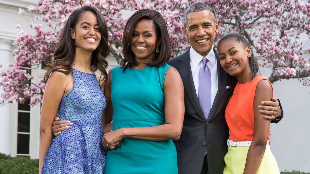 PHOTO: U.S. President Barack Obama, First Lady Michelle Obama, and daughters Malia (L) and Sasha (R) pose for a family portrait with their pets Bo and Sunny in the Rose Garden of the White House on Easter Sunday, April 5, 2015, in Washington.